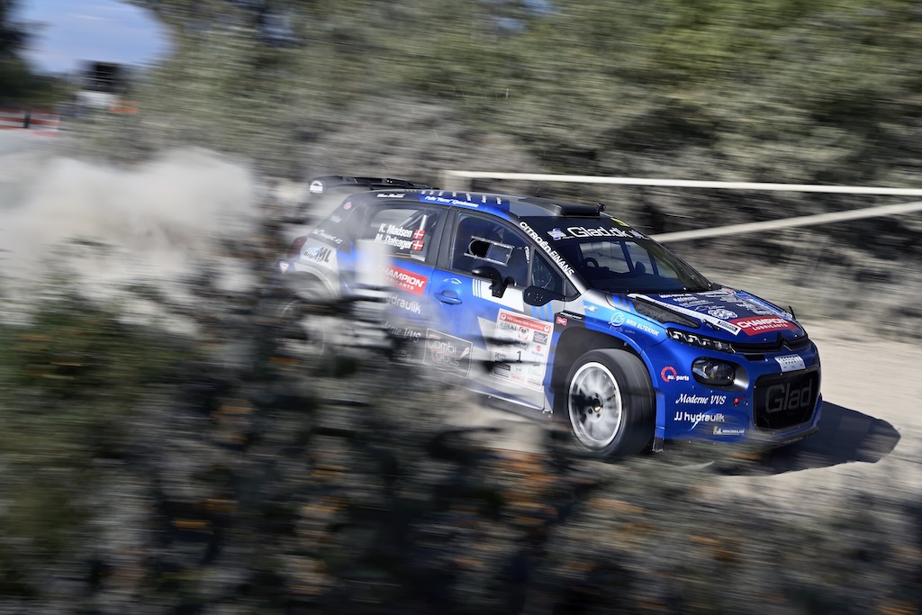 Kenneth Madsen og Mads Dalsager jagter generalsejren i Rally Stoholm.
(Foto: Flemming Jensen)